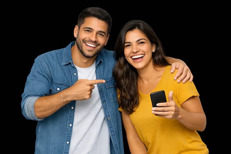 Casal sorrindo enquanto indica a internet fibra óptica da Connect10 para um amigo pelo celular